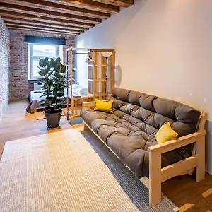 https://onlviv-apartments-rynok-square-18-two.hotelslviv.net